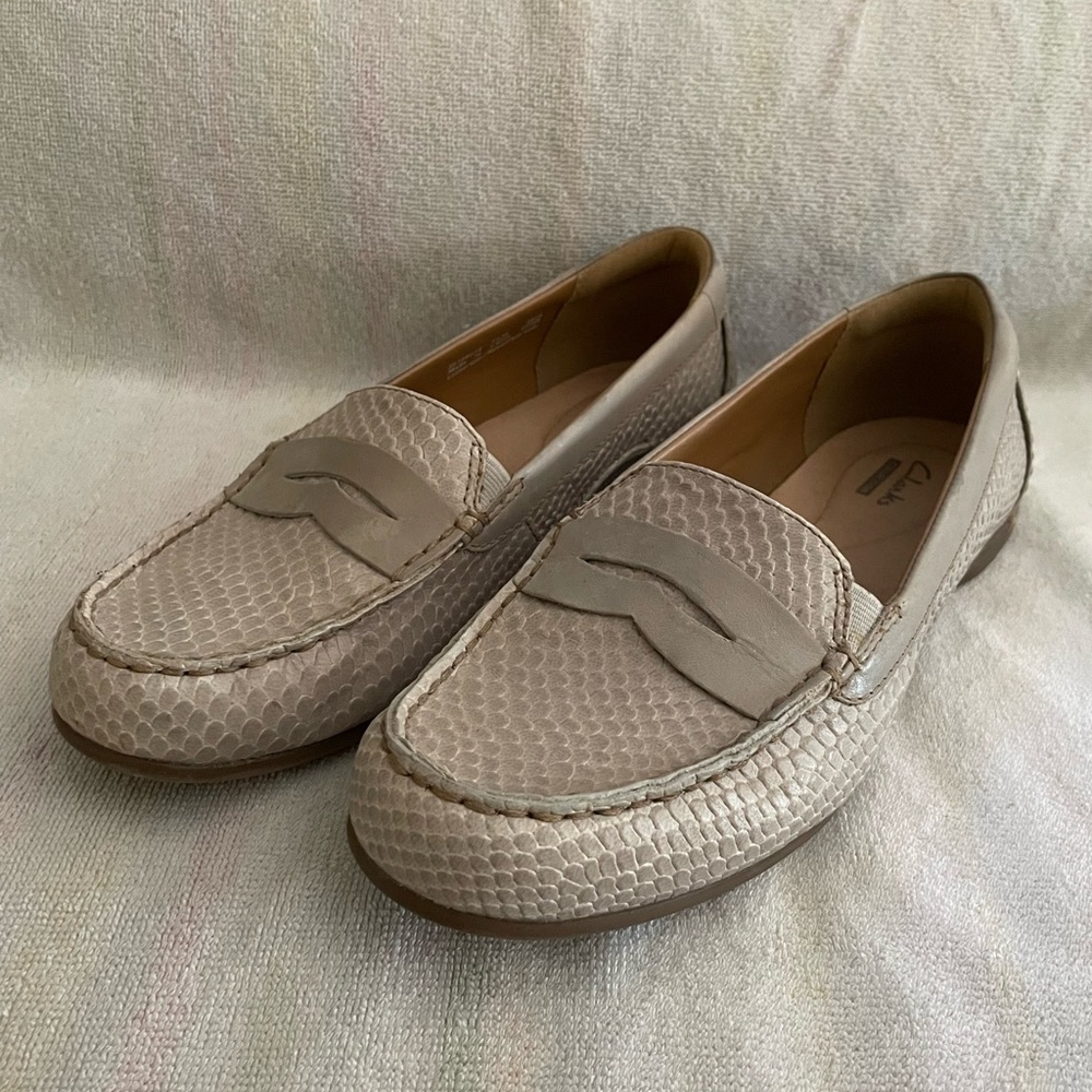 Women’s: Clarks Loafers (Size: 7.5 Medium Width)